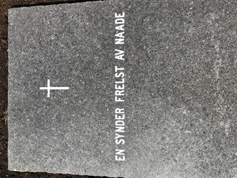 Karolius - Gravstein2021 - etter maling